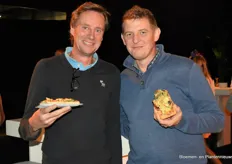 Azalea kweker Peter Adriaanse van Adriflor en bedrijfsadviseur Bart Kersschot van de firma Bedrijfstkracht eten een lekker pizzabroodje.
